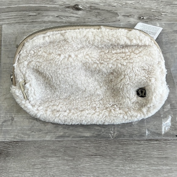 lululemon athletica Handbags - 🆕Lululemon Everywhere Fleece Belt Bag🆕